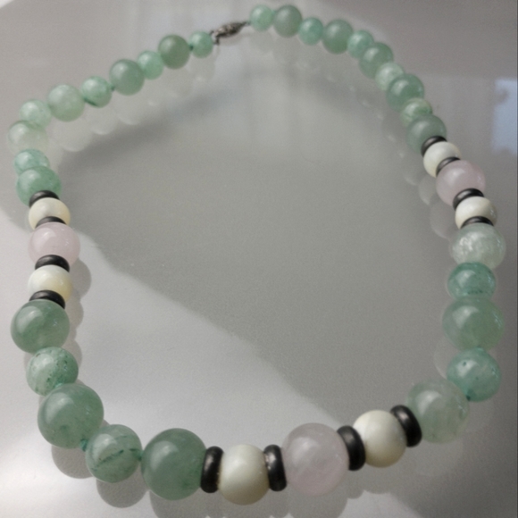 Vintage Jade Necklace Beautiful Green Wh Rose Translucent Ornate Metal Closure - Picture 3 of 7